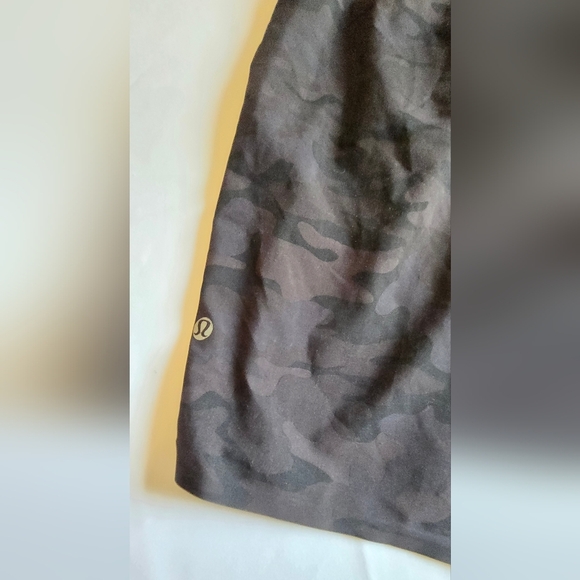 Lululemon Men’s T.H.E Short Gray Camo Shorts size Large 10” inseam - Picture 4 of 7